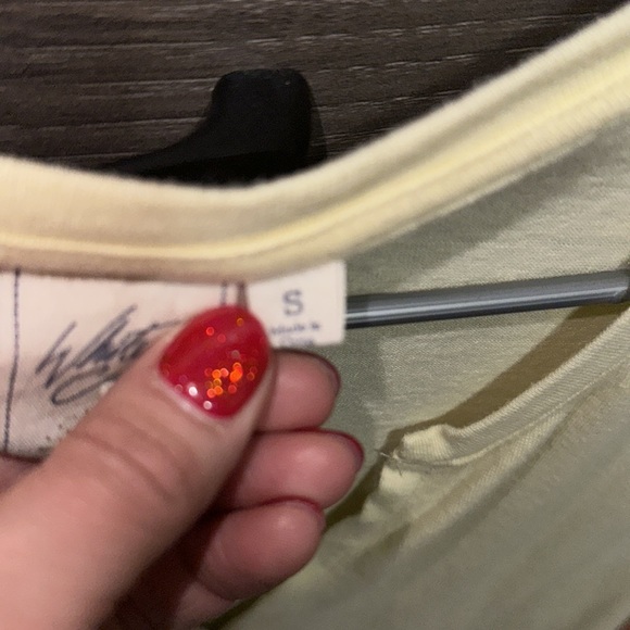 Cute Soft yellow 💛soft v-neck to shirt! - Picture 4 of 4